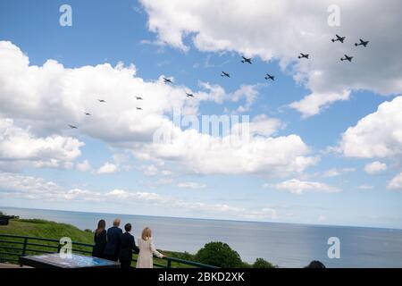 Am 6. Juni 2019 nahmen Präsident Donald J. Trump und First Lady Melania Trump zusammen mit dem französischen Präsidenten Emmanuel Macron und seiner Frau Brigitte an einer Zeremonie zum 75. Jahrestag des D-Day auf dem amerikanischen Friedhof der Normandie Teil. Die Veranstaltung zeigte einen Überflug von C-47- und P-51-Flugzeugen der USA, um die Opfer des Zweiten Weltkriegs zu ehren Stockfoto