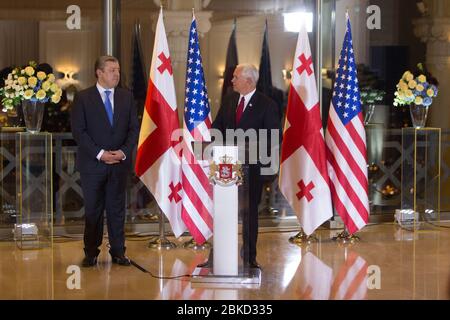 Vizepräsident Mike Pence und seine Frau Karen Pence werden vom US-Botschafter in Estland James Melville bei ihrer Ankunft am Flughafen, Sonntag, 30. Juli 2017, Tallinn, Estland, empfangen. Reise von Vizepräsident Pence nach Europa Stockfoto