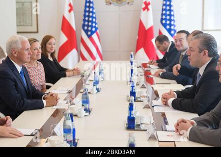 Am 1. August 2017 trifft sich Vizepräsident Mike Pence im Rahmen seines diplomatischen Besuchs in Tallinn mit dem georgischen Premierminister Giorgi Kvirikashvili. Stockfoto