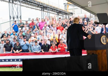 Präsident Donald J. Trump wendet sich an die Arbeitnehmer in seinen Reden am Dienstag, den 11. Juni 2019, zu seinem Besuch in der Southwest Iowa Renewable Energy Facility in Council Bluffs, Iowa. Präsident Trump in Iowa Stockfoto