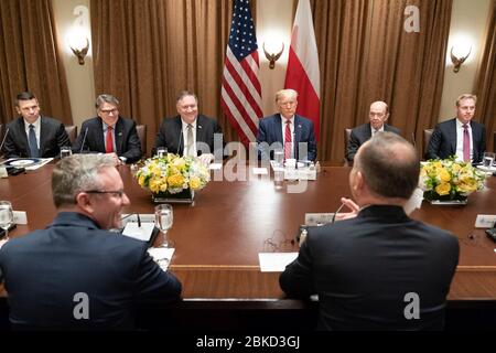 Präsident Donald J. Trump nimmt an einem erweiterten bilateralen Treffen mit dem polnischen Präsidenten Andrzej Duda am Mittwoch, 12. Juni 2019, im Kabinettsaal des Weißen Hauses Teil. Präsident Trump trifft sich mit Präsident Duda von Polen Stockfoto