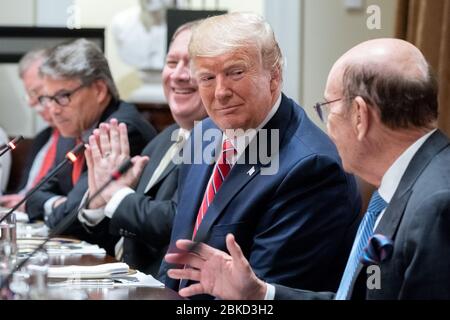Präsident Donald J. Trump trifft sich am 12. Juni 2019 mit dem polnischen Präsidenten Andrzej Duda in einem erweiterten bilateralen Treffen im Kabinettssaal des Weißen Hauses, um die Beziehungen zwischen den USA und Polen zu erörtern. Stockfoto