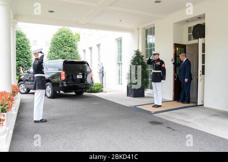 Präsident Donald J. Trump verabschiedet sich, als das Fahrzeug des kanadischen Premierministers Justin Trudeau am Donnerstag, dem 20. Juni 2019, vom Eingang der Lobby des Westflügels des Weißen Hauses aus abfährt. Präsident Trump trifft sich mit dem kanadischen Premierminister Stockfoto