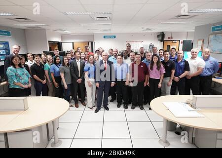 Vizepräsident Mike Pence besucht am 25. Juni 2019 das National Hurricane Center in Miami, Florida, um die Vorbereitung und Reaktion auf Hurrikane zu beobachten. Stockfoto