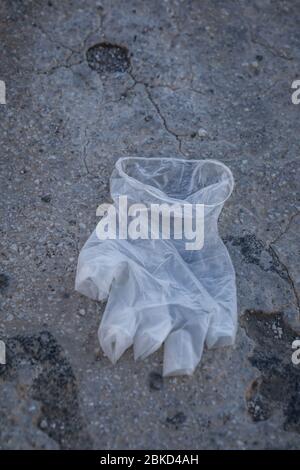 3. Mai 2020: 3. Mai 2020 (Malaga) Plastikhandschuh während der Coronavirus-Krise auf den Boden geworfen Quelle: Lorenzo Carnero/ZUMA Wire/Alamy Live News Stockfoto