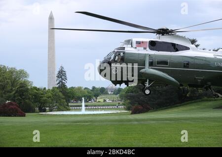 Washington, USA. Mai 2020. Präsident Donald Trump spricht während einer Pressekonferenz mit Mitgliedern der Coronavirus Task Force im Brady Press Briefing Room des Weißen Hauses am 17. April 2020 in Washington, DC.(Foto: Oliver Contreras/SIPA USA) Quelle: SIPA USA/Alamy Live News Stockfoto