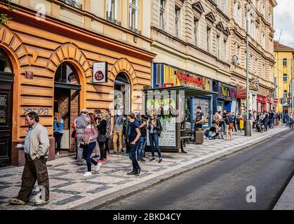 Menschen mit Gesichtsmasken warten in einem langen Queue vor einem neu eröffneten italienischen Eis-Bistro Creme de la Creme im Zentrum von Prag, am Freitag, M Stockfoto