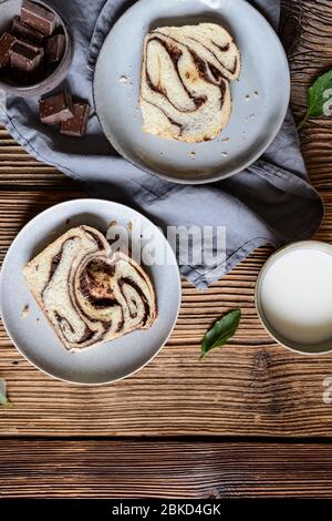 Köstliche Scheiben von traditionellen hausgemachten Schokolade Babka Brot Stockfoto