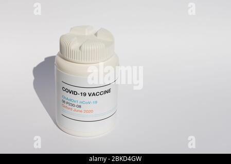 ChAdOx1 nCoV-19, der neue experimentelle Impfstoff aus Oxford auf weißem Hintergrund, Dänemark, 2. Mai 2020 Stockfoto