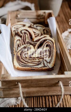 Köstliche Scheiben von traditionellen hausgemachten Schokolade Babka Brot Stockfoto