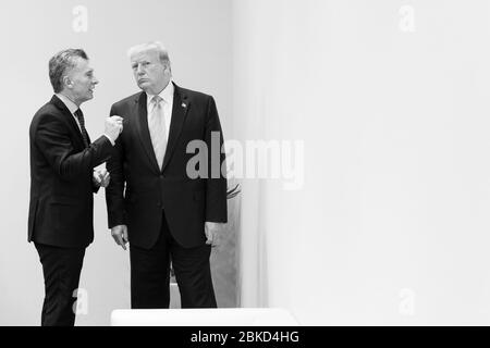 Präsident Donald J. Trump spricht mit Präsident von Argentinien Mauricio Macri in der Lounge der Staats- und Regierungschefs beim G20 Japan Summit Freitag, 28. Juni 2019, in Osaka, Japan. Präsident Trump bei der G20 Stockfoto