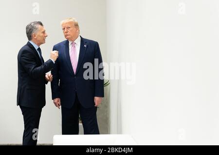 Präsident Donald J. Trump spricht mit Präsident von Argentinien Mauricio Macri in der Lounge der Staats- und Regierungschefs beim G20 Japan Summit Freitag, 28. Juni 2019, in Osaka, Japan. Präsident Trump bei der G20 Stockfoto