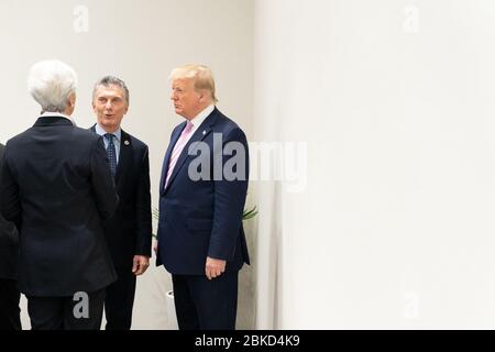 Präsident Donald J. Trump spricht mit dem argentinischen Präsidenten Mauricio Macri und Christine Lagarde, der geschäftsführenden Direktorin des Internationalen Währungsfonds, zurück in die Kamera, in der Lounge der Staats- und Regierungschefs beim G20 Japan Summit Freitag, 28. Juni 2019, in Osaka, Japan. Präsident Trump bei der G20 Stockfoto