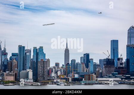 New York, Usa . April 2020. Ein Flugzeug, das ein 50-Fuß-Banner mit der Aufschrift #CAPITALISMISTHEPANDEMIC zog, flog am 3. Mai 2020 über Manhattan. Die Organisatoren der Luftaktion wollten eine Botschaft an das Fundament des Kapitalismus und der Banken senden und gegen die Kolonisierung und die Ungerechtigkeit der Arbeiter protestieren, die "während dieser Coronavirus-Pandemie nicht angemessen geschützt oder unterstützt werden". (Foto: Michael Nigro/Sipa USA) Quelle: SIPA USA/Alamy Live News Stockfoto