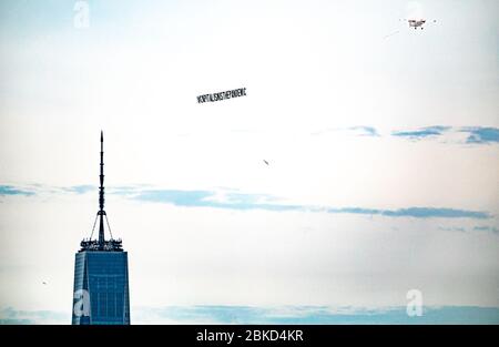 New York, Usa . April 2020. Ein Flugzeug, das ein 50-Fuß-Banner mit der Aufschrift #CAPITALISMISTHEPANDEMIC zog, flog am 3. Mai 2020 über Manhattan. Die Organisatoren der Luftaktion wollten eine Botschaft an das Fundament des Kapitalismus und der Banken senden und gegen die Kolonisierung und die Ungerechtigkeit der Arbeiter protestieren, die "während dieser Coronavirus-Pandemie nicht angemessen geschützt oder unterstützt werden". (Foto: Michael Nigro/Sipa USA) Quelle: SIPA USA/Alamy Live News Stockfoto