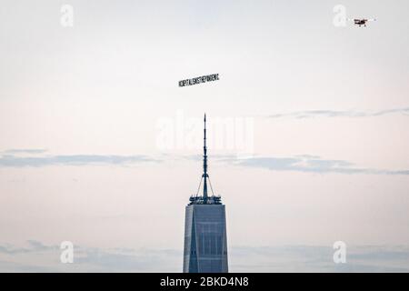 New York, Usa . April 2020. Ein Flugzeug, das ein 50-Fuß-Banner mit der Aufschrift #CAPITALISMISTHEPANDEMIC zog, flog am 3. Mai 2020 über Manhattan. Die Organisatoren der Luftaktion wollten eine Botschaft an das Fundament des Kapitalismus und der Banken senden und gegen die Kolonisierung und die Ungerechtigkeit der Arbeiter protestieren, die "während dieser Coronavirus-Pandemie nicht angemessen geschützt oder unterstützt werden". (Foto: Michael Nigro/Sipa USA) Quelle: SIPA USA/Alamy Live News Stockfoto