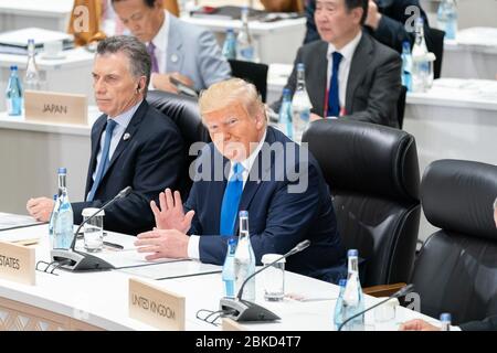 Präsident Donald J. Trump winkte einem anderen Delegierten während des G20-Treffens am 29. Juni 2019 in Osaka, Japan, zu, das sich auf die Beseitigung von Ungleichheiten und die Förderung einer nachhaltigen Welt konzentrierte. Stockfoto