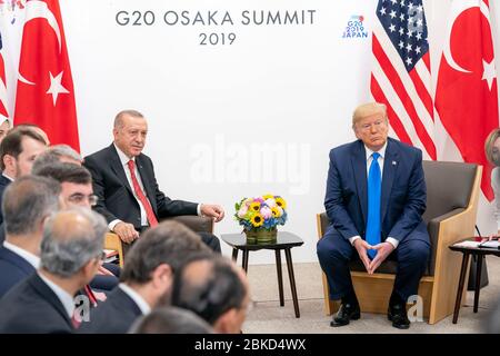 Am 29. Juni 2019 traf sich US-Präsident Donald J. Trump mit dem türkischen Präsidenten Recep Tayyip Erdogan auf dem G20-Gipfel in Osaka, Japan, um bilaterale Beziehungen und wichtige globale Fragen zu erörtern. Stockfoto