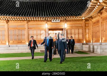 Präsident Donald J. Trump geht mit dem südkoreanischen Präsidenten Moon Jae-in nach ihrem Abendessen am Samstagabend, dem 29. Juni 2019, im Tea House im Blue House in Seoul zurück zu seinem Fahrzeug. Präsident Trump in Seoul Stockfoto