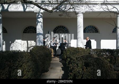 Präsident Donald Trump nimmt am Mittwoch, 25. Januar 2017, an einem Interview mit ABC’s „World News Tonight“-Anker David Muir auf der Kolonnade des Weißen Hauses in Washington, D.C., Teil. Die ersten 100 Tage von Präsident Trump: 3 Stockfoto