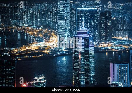 Fantastische Aussicht auf Hong Kong - Wolkenkratzer vom Peak. Nachtansicht des Central District und Kowloon von Hongkong Stockfoto