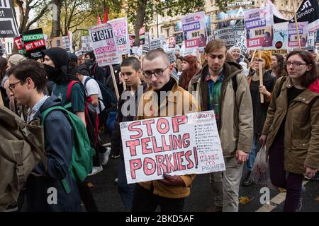 London, Großbritannien. November 2015. Tausende von Studenten besuchen eine Nationale Demonstration für eine freie Bildung. Die Demonstration wurde von der Nationalen Kampagne gegen Gebühren und Kürzungen (NCAFC) organisiert, um gegen Studiengebühren zu protestieren und die Pläne der Regierung, ab 2016 Unterhaltsbeihilfen zu unterbieten. Quelle: Mark Kerrison/Alamy Live News Stockfoto