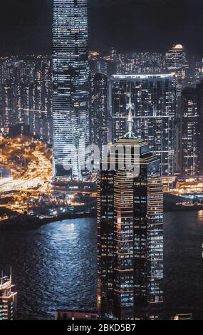 Fantastische Aussicht auf Hong Kong - Wolkenkratzer vom Peak. Nachtansicht auf Central auf Kowloon von Hongkong Stockfoto