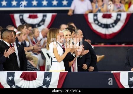 First Lady Melania Trump applaudiert während der Äußerungen von Präsident Donald J. Trump beim Salute to America-Event am Donnerstag, den 4. Juli 2019, im Lincoln Memorial in Washington, D.C., Salute to America Stockfoto