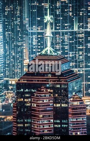 Fantastische Aussicht auf Hong Kong - Wolkenkratzer vom Peak. Nachtansicht des Central District und Kowloon von Hongkong Stockfoto