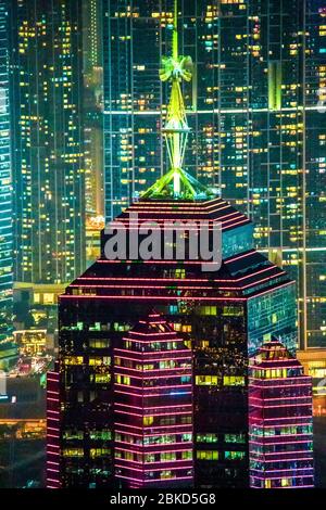 Fantastische Aussicht auf Hong Kong - Wolkenkratzer vom Peak. Nachtansicht des Central District und Kowloon von Hongkong Stockfoto