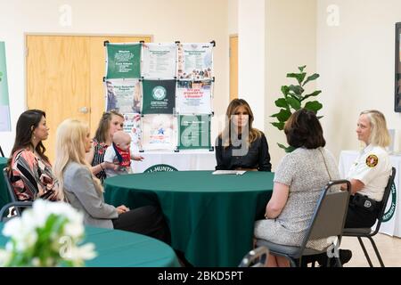 First Lady Melania Trump nimmt an einer persönlichen Diskussion über die Geschichte der Auswirkungen Teil Montag, 8. Juli 2019, im Gesundheitsministerium von Cabell-Huntington in Huntington, W.VA First Lady Melania Trump in Huntington, West Virginia Stockfoto