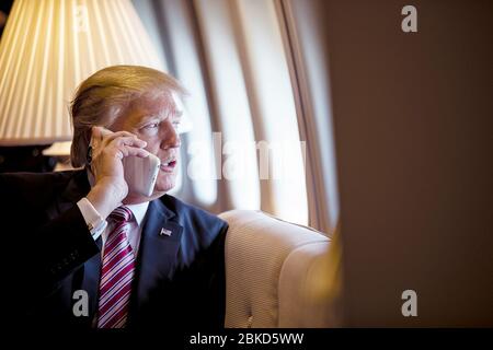 Präsident Donald Trump spricht am Telefon an Bord der Air Force One während eines Fluges nach Philadelphia, Pennsylvania, um eine gemeinsame Versammlung von Republikanern im Repräsentantenhaus und im Senat zu sprechen, Donnerstag, 26. Januar 2017. Dies war die erste Reise des Präsidenten an Bord der Air Force One. Die ersten 100 Tage von Präsident Trump: 6 Stockfoto