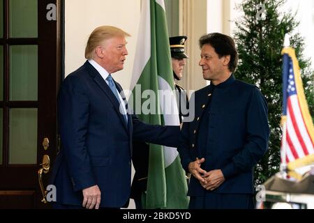 Präsident Donald J. Trump begrüßt am Montag, den 22. Juli 2019, den Premierminister Imran Khan der Islamischen Republik Pakistan am Eingang der Lobby des Westflügels des Weißen Hauses. Präsident Trump trifft sich mit dem pakistanischen Premierminister Stockfoto