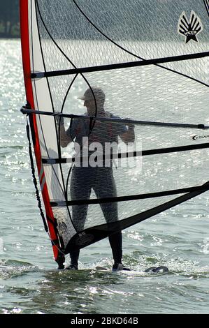 Windsurfen auf dem See. Windsurfmann. Windsurfen auf dem See. Ein Mann, der Windsurfen übt. 在湖上滑浪風帆。 一個人練習帆板運動。 Stockfoto