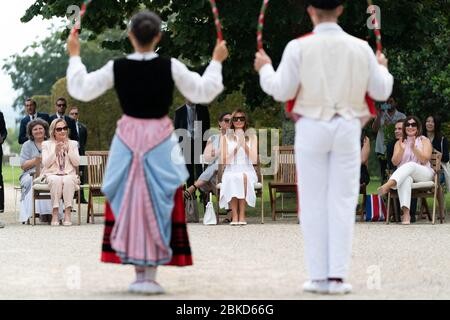 First Lady Melania Trump applaudiert während einer baskischen Kulturperformance mit den Ehepartnern der G7-Führer am Sonntag, 25. August 2019, in der Villa Arnaga in Cambo-les-Bains, Frankreich. #G7Biarritz Stockfoto