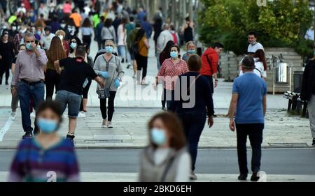 LÂ´Hospitalet, Barcelona, Spanien. Mai 2020. Menschen, einige mit chirurgischen Masken und andere ohne jegliche Art von Schutz, Spaziergang und Bewegung in der Rambla Marina Straße während 20 Uhr der genehmigten Zeit.Bürger haben die Straßen der Stadt für Sport und Wandern am zweiten Tag der ''˜Phase 0' in Aufhebung Einschränkungen nach 49 Tagen der Haft in ihren Häusern inmitten des Kampfes gegen Covid-19 gefüllt. Quelle: Ramon Costa/SOPA Images/ZUMA Wire/Alamy Live News Stockfoto