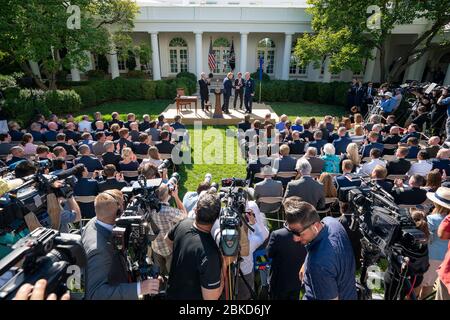 Präsident Trump schüttelt General John 'Jay' Raymond, Befehlshaber der USSPACECOM, während der offiziellen Einrichtung des US Space Command im Weißen Haus am 29. August 2019 die Hand. Stockfoto