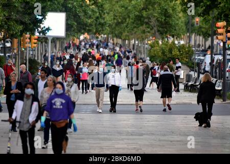 LÂ´Hospitalet, Barcelona, Spanien. Mai 2020. Menschen, einige mit chirurgischen Masken und andere ohne jegliche Art von Schutz, Spaziergang und Bewegung in der Rambla Marina Straße während 20 Uhr der genehmigten Zeit.Bürger haben die Straßen der Stadt für Sport und Wandern am zweiten Tag der ''˜Phase 0' in Aufhebung Einschränkungen nach 49 Tagen der Haft in ihren Häusern inmitten des Kampfes gegen Covid-19 gefüllt. Quelle: Ramon Costa/SOPA Images/ZUMA Wire/Alamy Live News Stockfoto