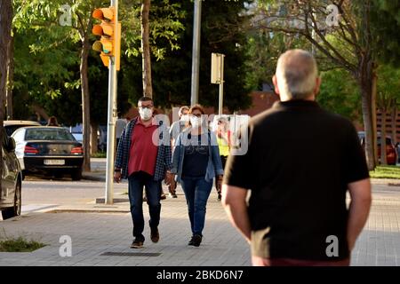 LÂ´Hospitalet, Barcelona, Spanien. Mai 2020. Menschen, einige mit chirurgischen Masken und andere ohne jegliche Art von Schutz, Spaziergang und Bewegung in der Rambla Marina Straße während 20 Uhr der genehmigten Zeit.Bürger haben die Straßen der Stadt für Sport und Wandern am zweiten Tag der ''˜Phase 0' in Aufhebung Einschränkungen nach 49 Tagen der Haft in ihren Häusern inmitten des Kampfes gegen Covid-19 gefüllt. Quelle: Ramon Costa/SOPA Images/ZUMA Wire/Alamy Live News Stockfoto