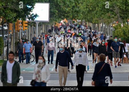 LÂ´Hospitalet, Barcelona, Spanien. Mai 2020. Menschen, einige mit chirurgischen Masken und andere ohne jegliche Art von Schutz, Spaziergang und Bewegung in der Rambla Marina Straße während 20 Uhr der genehmigten Zeit.Bürger haben die Straßen der Stadt für Sport und Wandern am zweiten Tag der ''˜Phase 0' in Aufhebung Einschränkungen nach 49 Tagen der Haft in ihren Häusern inmitten des Kampfes gegen Covid-19 gefüllt. Quelle: Ramon Costa/SOPA Images/ZUMA Wire/Alamy Live News Stockfoto