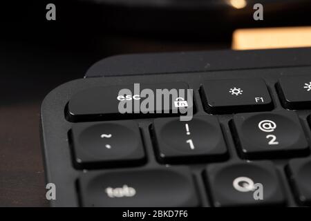 Eine Computertastatur ist ein Eingabegerät, mit dem eine Person Buchstaben, Zahlen und andere Symbole eingeben kann. Stockfoto