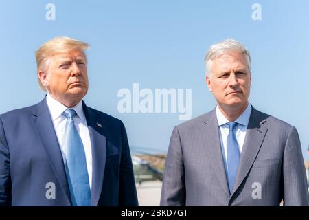 Präsident Donald J. Trump, der vom neu benannten Nationalen Sicherheitsberater des Weißen Hauses Robert C. O’Brien begleitet wird, spricht am Mittwoch, den 18. September 2019, mit Reportern, bevor er am internationalen Flughafen Los Angeles für seinen Flug nach San Diego, Kalifornien, an Bord der Air Force One ging. Präsident Trump in Kalifornien Stockfoto