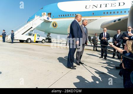 Präsident Donald J. Trump, der vom neu benannten Nationalen Sicherheitsberater des Weißen Hauses Robert C. O’Brien begleitet wird, spricht am Mittwoch, den 18. September 2019, mit Reportern, bevor er am internationalen Flughafen Los Angeles für seinen Flug nach San Diego, Kalifornien, an Bord der Air Force One ging. Präsident Trump in Kalifornien Stockfoto