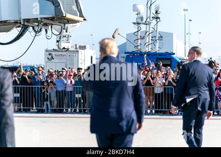 Am 17. September 2019 verließ Präsident Donald J. Trump die Air Force One am Flughafen Los Angeles. Während seines Besuchs in Kalifornien wurde er von Gästen und Unterstützern begrüßt. Stockfoto