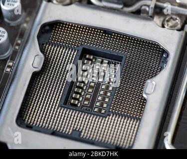 Der Prozessor ist ein kleiner Chip, der in Computern und anderen elektronischen Geräten steckt Stockfoto