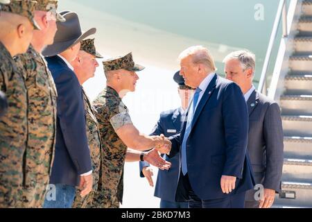 Präsident Donald J. Trump, der vom neu benannten Nationalen Sicherheitsberater des Weißen Hauses Robert C. O’Brien begleitet wird, wird am Mittwoch, den 18. September 2019, bei seiner Ankunft in der Marine Corps Air Station Miramar in San Diego, Kalifornien, von Militärpersonal und Gästen begrüßt. Präsident Trump in Kalifornien Stockfoto