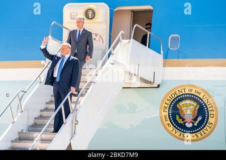 Präsident Donald J. Trump, der vom neu benannten Nationalen Sicherheitsberater des Weißen Hauses Robert C. O’Brien begleitet wird, winkt, als er die Air Force One am 18. September 2019 in der Marine Corps Air Station Miramar in San Diego, Kalifornien, auslandet. Präsident Trump in Kalifornien Stockfoto