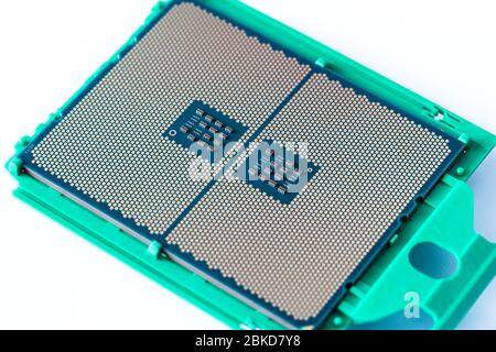 Der Prozessor ist ein kleiner Chip, der in Computern und anderen elektronischen Geräten steckt Stockfoto