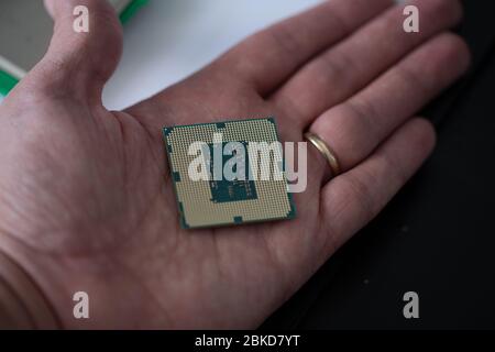 Der Prozessor ist ein kleiner Chip, der in Computern und anderen elektronischen Geräten steckt Stockfoto