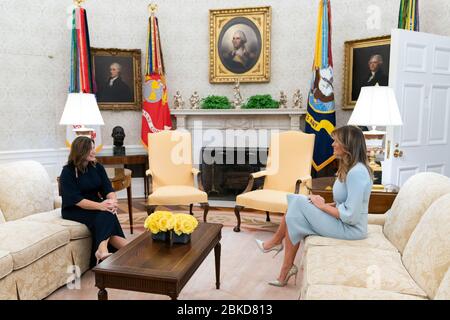 First Lady Melania Trump spricht mit Frau Jenny Morrison, Frau des australischen Premierministers Scott Morrison am Freitag, den 20. September 2019, im Oval Office des Weißen Hauses. #USAxAUS Stockfoto